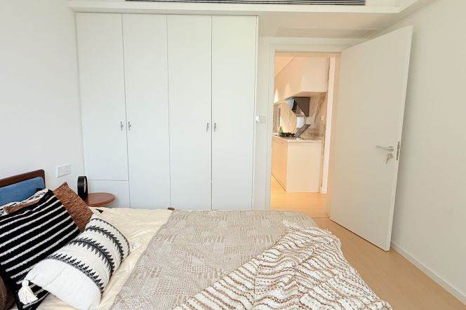 High-Floor Spacious 1BR Apartment in Old Xuhui (L9/L12)