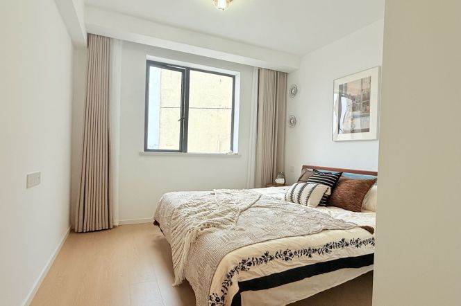 High-Floor Spacious 1BR Apartment in Old Xuhui (L9/L12)