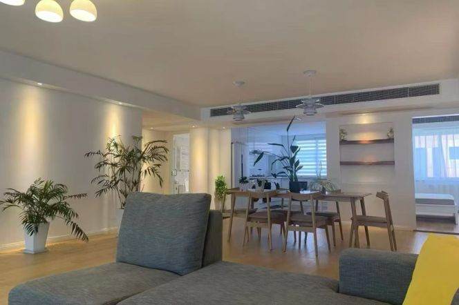 4BR Apartment near Nanjing Dong Lu (L1/L2/L8)
