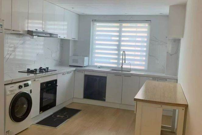 4BR Apartment near Nanjing Dong Lu (L1/L2/L8)