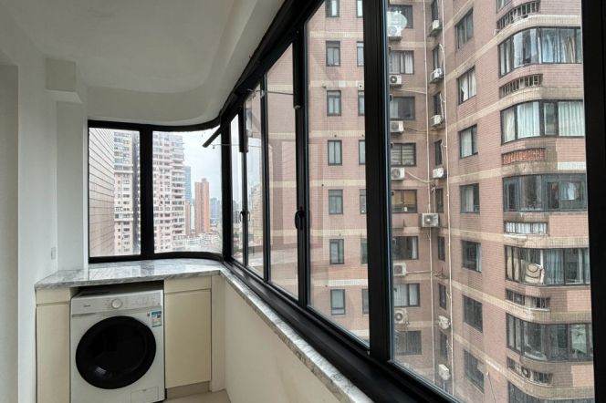 High-Floor 1BR Apartment in Jing'an (L13)