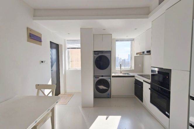 High-Floor 2BR Apartment near Huaihai Lu (L1/L8/L14)