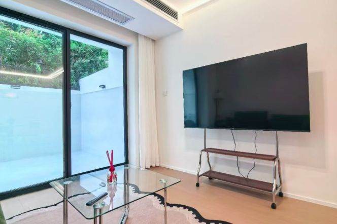 Spacious 1BR Lane House in Jing'an with Floor-to-Ceiling Windows