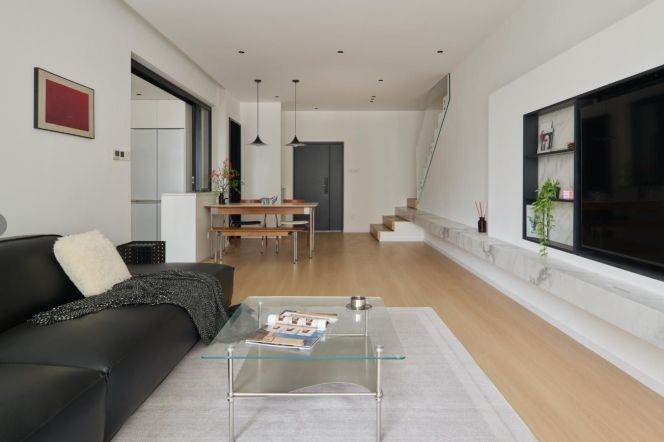 High-Floor Spacious 2BR Apartment at Top Of City (L13)