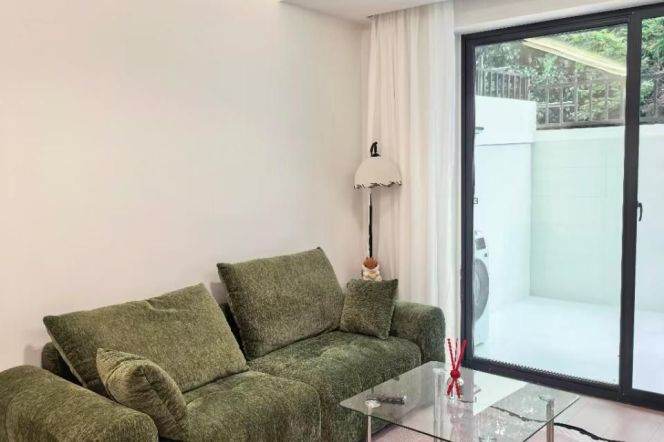 Spacious 1BR Lane House in Jing'an with Floor-to-Ceiling Windows