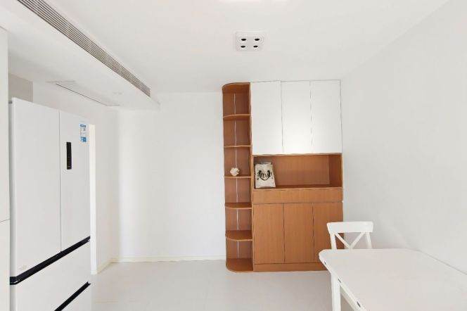 High-Floor 2BR Apartment near Huaihai Lu (L1/L8/L14)