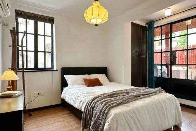 High-Ceiling Historic 1BR Apartment near Jiangsu Rd Metro with Terrace (L2/L11)