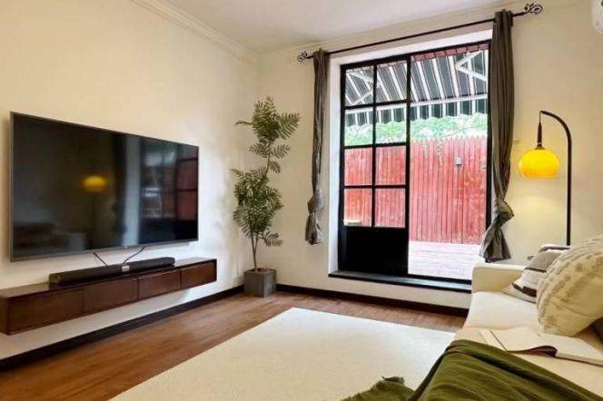 High-Ceiling Historic 1BR Apartment near Jiangsu Rd Metro with Terrace (L2/L11)