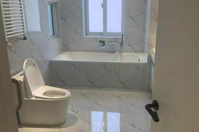 4BR Apartment near Nanjing Dong Lu (L1/L2/L8)