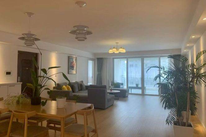 4BR Apartment near Nanjing Dong Lu (L1/L2/L8)
