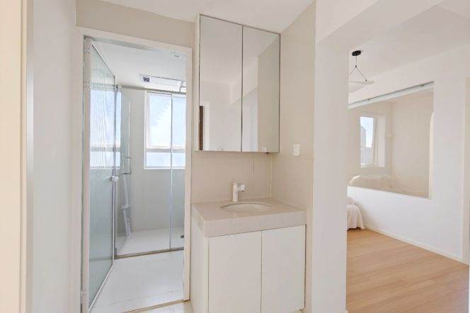 High-Floor 2BR Apartment near Huaihai Lu (L1/L8/L14)