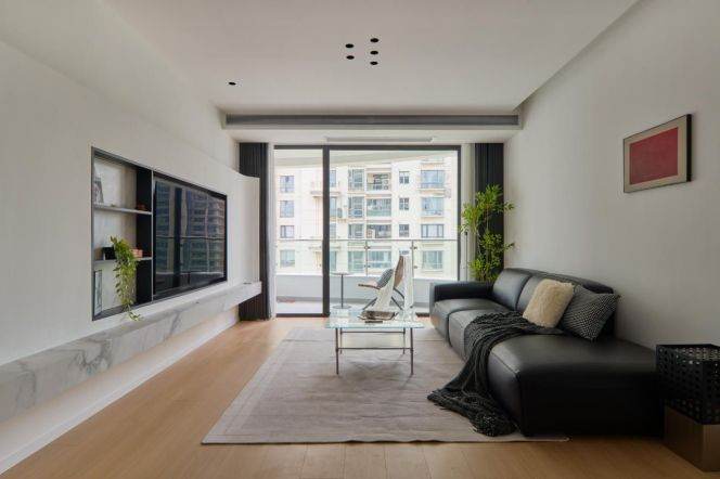 High-Floor Spacious 2BR Apartment at Top Of City (L13)