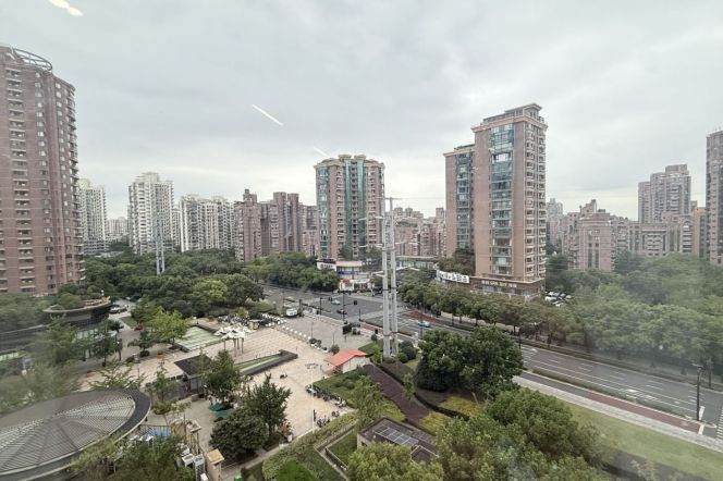 High-Floor Spacious 2BR Apartment in Gubei (L10/L15)