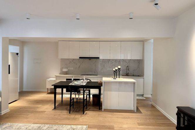 High-Floor 3BR Apartment in Jing'an (L2/L7/L14)