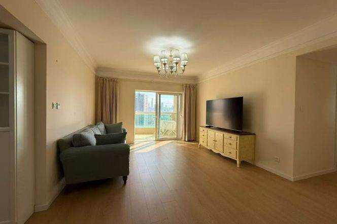 Spacious 2BR Apartment at Ambassy Court (L1/L7/L10)