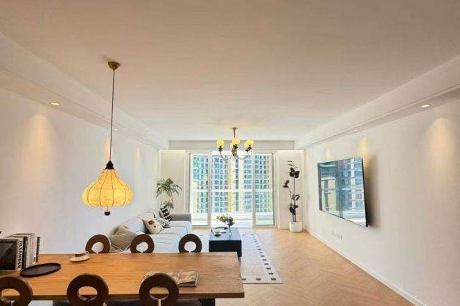 High-Floor 3BR Apartment near Zhongshan Park (L2/L3/L4)
