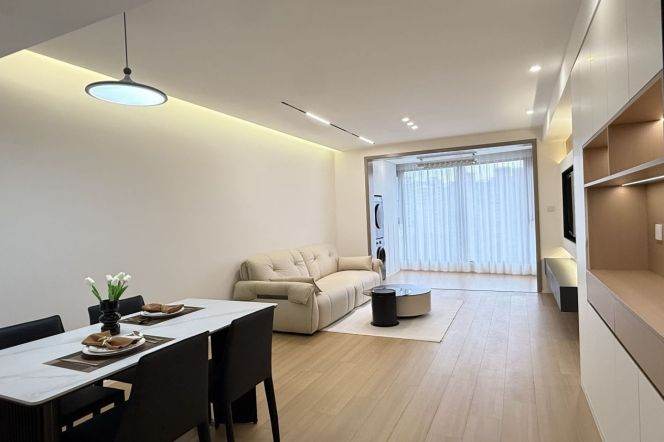 High-Floor Spacious 2BR Apartment in Gubei (L10/L15)