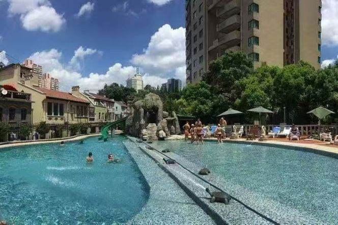 Spacious 2BR Apartment at Ambassy Court (L1/L7/L10)