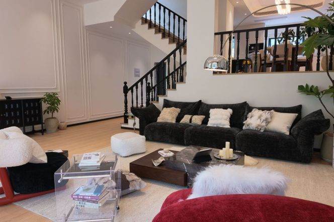 Spacious 4BR Villa in Hongqiao CBD with Green View