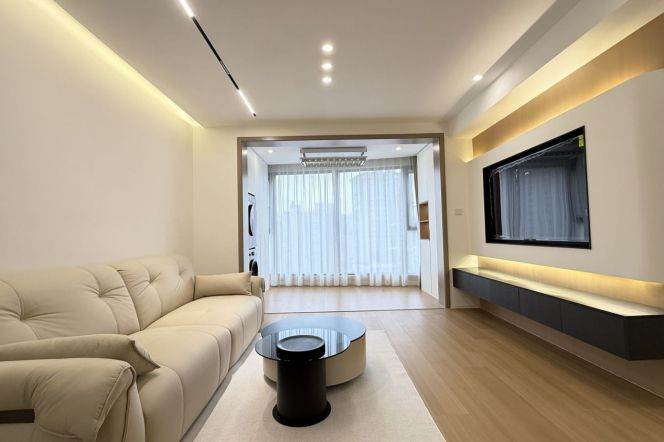 High-Floor Spacious 2BR Apartment in Gubei (L10/L15)