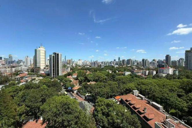 Spacious 2BR Apartment at Ambassy Court (L1/L7/L10)