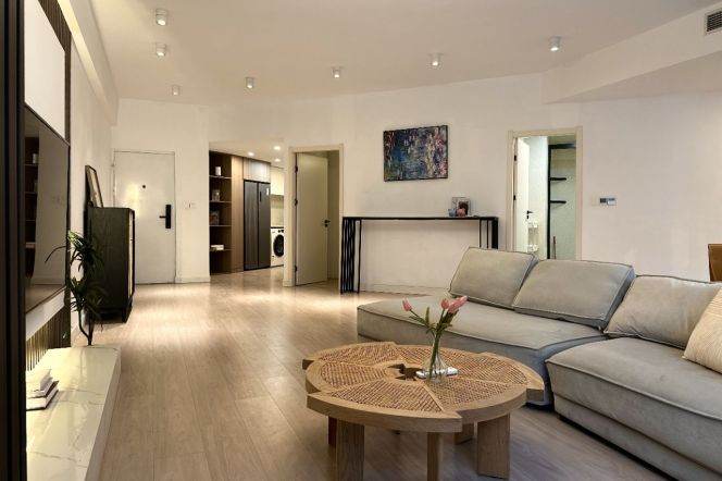 Spacious 2BR Apartment near Shanghai Indoor Stadium Metro (L4)