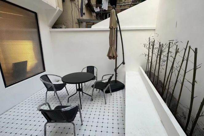 1BR Apartment near Jiangsu Rd Metro with Terrace (L2/L11)