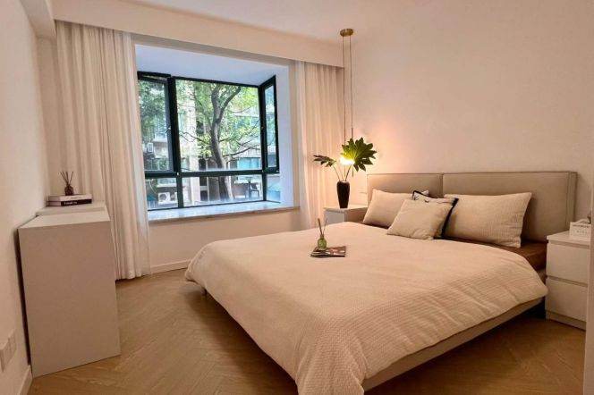 Spacious 2BR Apartment near West Yan'An Rd Metro
