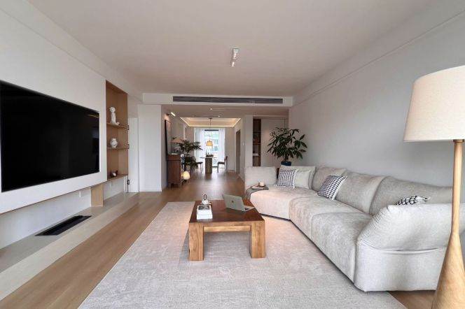 3BR Apartment in Gubei with Floor-to-Ceiling Windows (L2)
