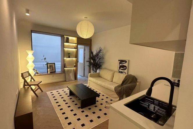 1BR Apartment near Jiangsu Rd Metro with Terrace (L2/L11)