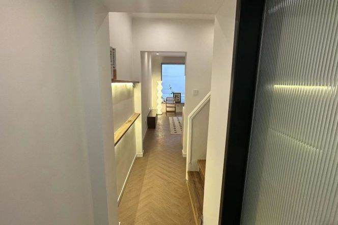 1BR Apartment near Jiangsu Rd Metro with Terrace (L2/L11)