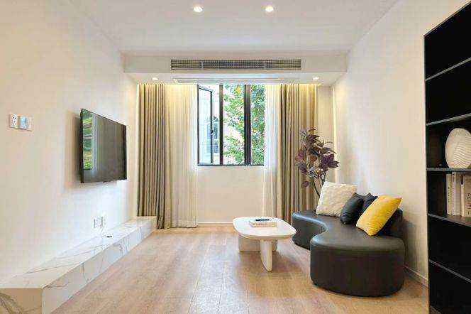 1BR Apartment in Old Xuhui (L10)