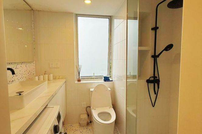 Spacious 1BR Apartment in Jing'an