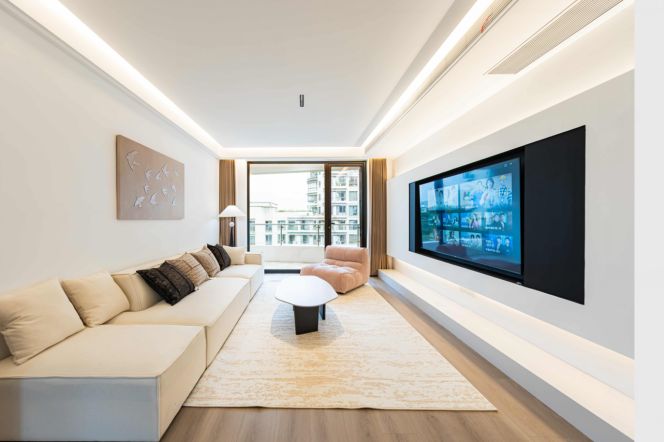 2BR Apartment at Top Of City with Floor-to-Ceiling Windows (L13)