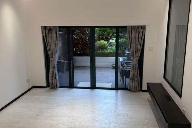 3BR Apartment near Shangcheng Rd Metro with Private Garden