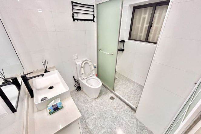 Spacious 1BR Apartment in Jing'an