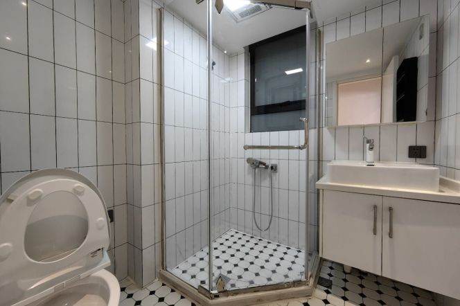 1BR Apartment near Middle Huaihai Rd Metro (L1/L13/L14)