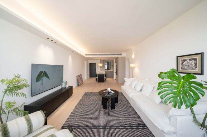 High-Floor 4BR Apartment near Zhongshan Park