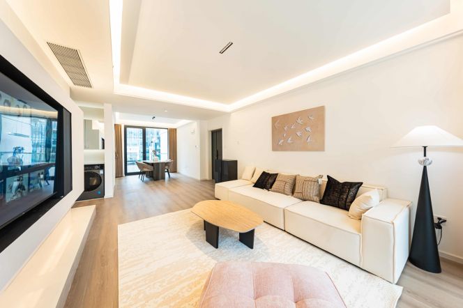 2BR Apartment at Top Of City with Floor-to-Ceiling Windows (L13)