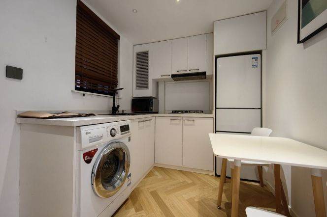 1BR Apartment near Middle Huaihai Rd Metro (L1/L13/L14)