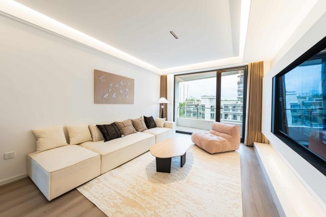 2BR Apartment at Top Of City with Floor-to-Ceiling Windows (L13)