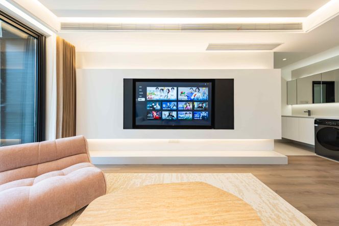 2BR Apartment at Top Of City with Floor-to-Ceiling Windows (L13)