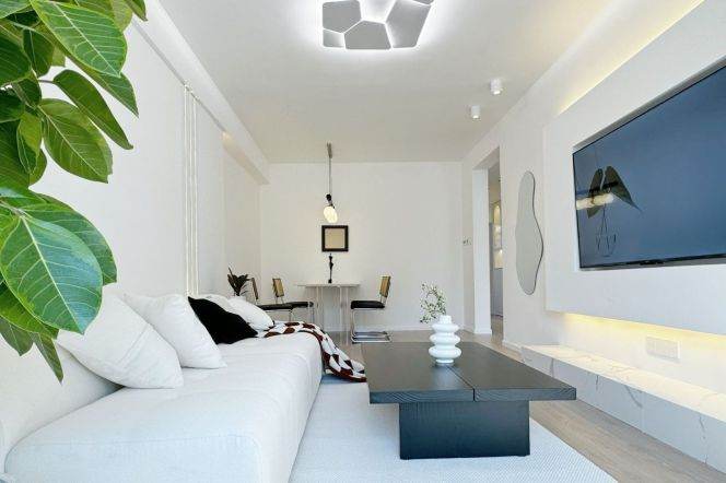 Spacious 1BR Apartment in Jing'an (L1/L12/L13)