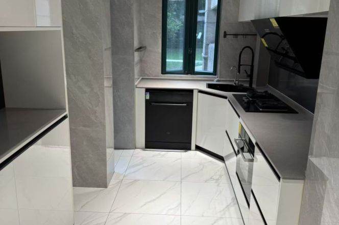 3BR Apartment near Shangcheng Rd Metro with Private Garden