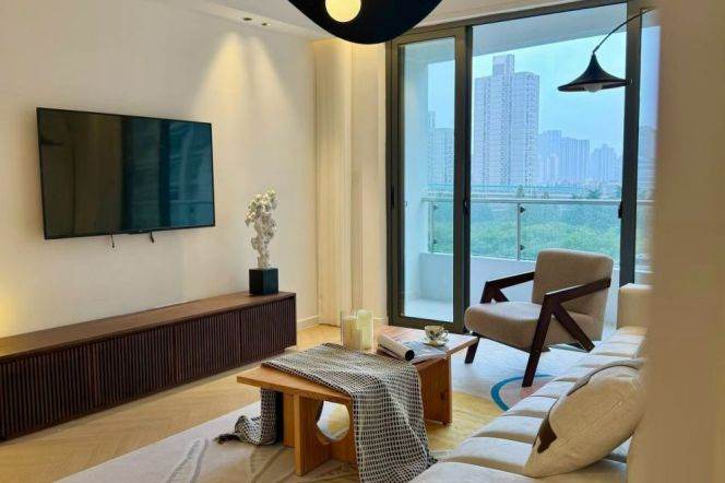2BR Apartment at Top Of City with River View (L13)
