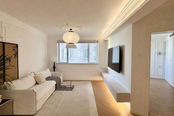 High-Floor 2BR Apartment near Jiashan Rd Metro (L9)