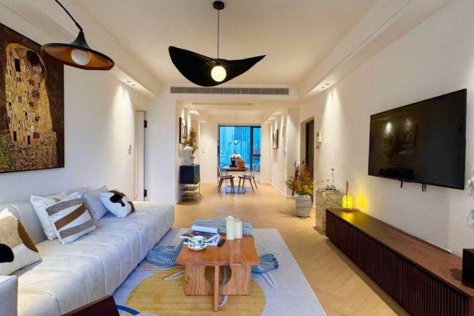 2BR Apartment at Top Of City with River View (L13)