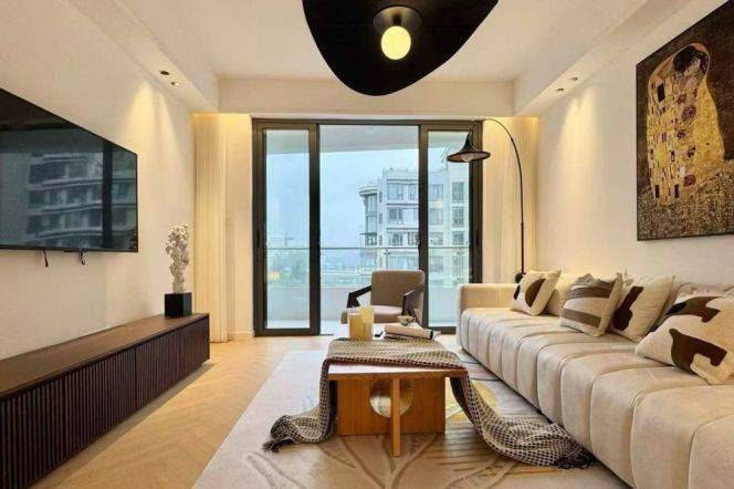 2BR Apartment at Top Of City with River View (L13)