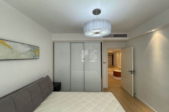 3BR Apartment in Jing'an with Green View (L13)