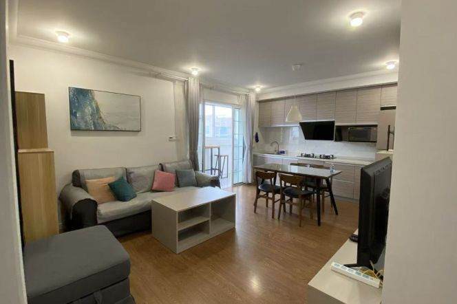 High-Floor Spacious 1BR Apartment in Jing'an (L2/L11)